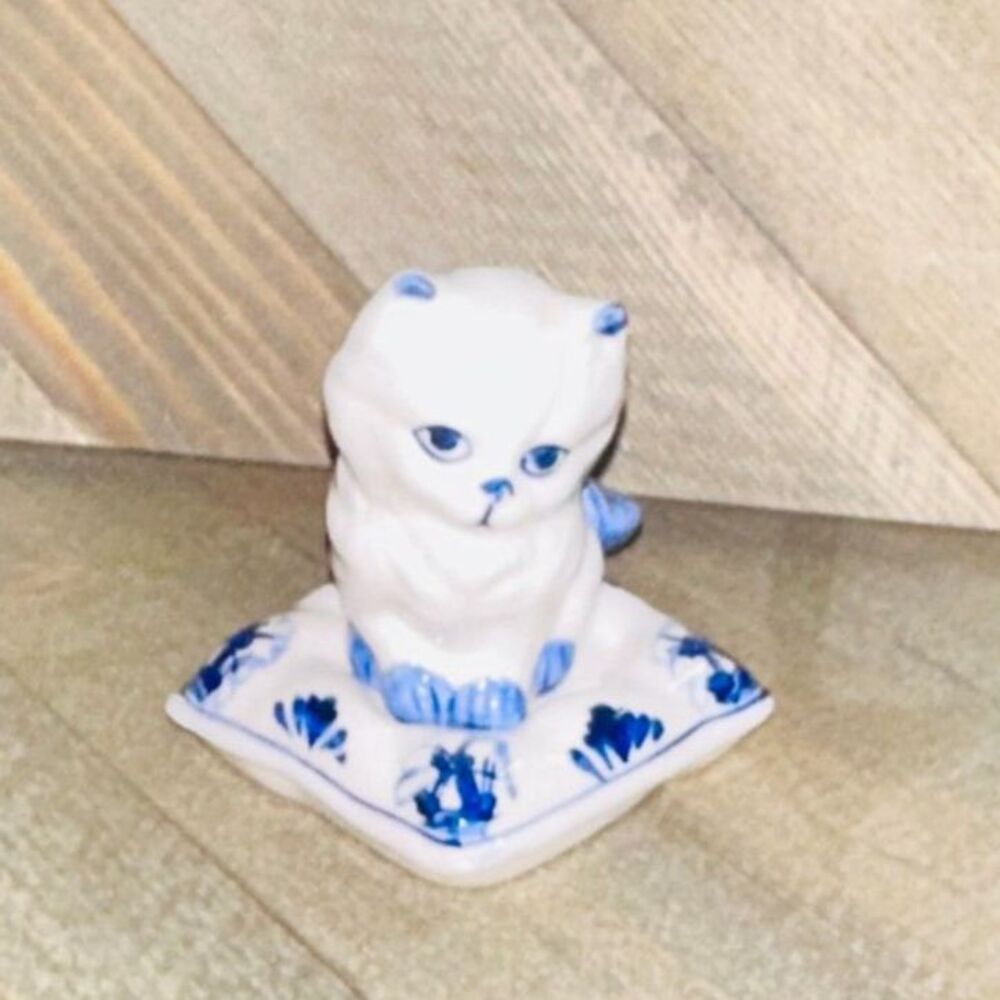 Vtg Cat Figurine White Blue Sitting On Pillow Grandma Core 3.5"